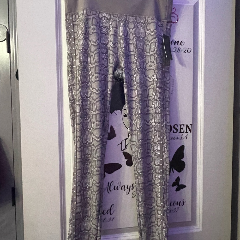 Stylish Gray Snake Print Leggings